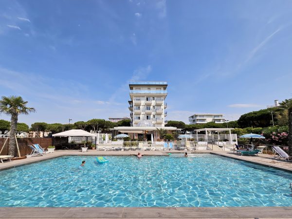 Hotel-La-Brezza-Piscina-2023_fronte