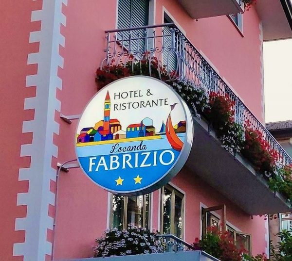esterno-insegna-albergo-ristorante-fabrizio